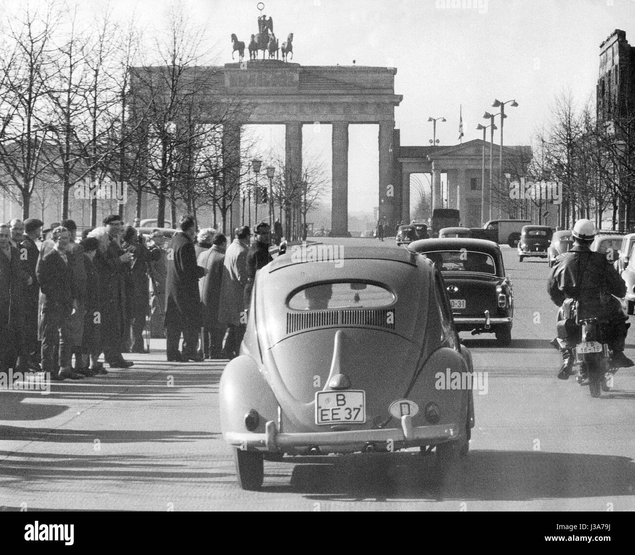Traffic in front of the Brandenburg Gate, 1959 Stock Photo