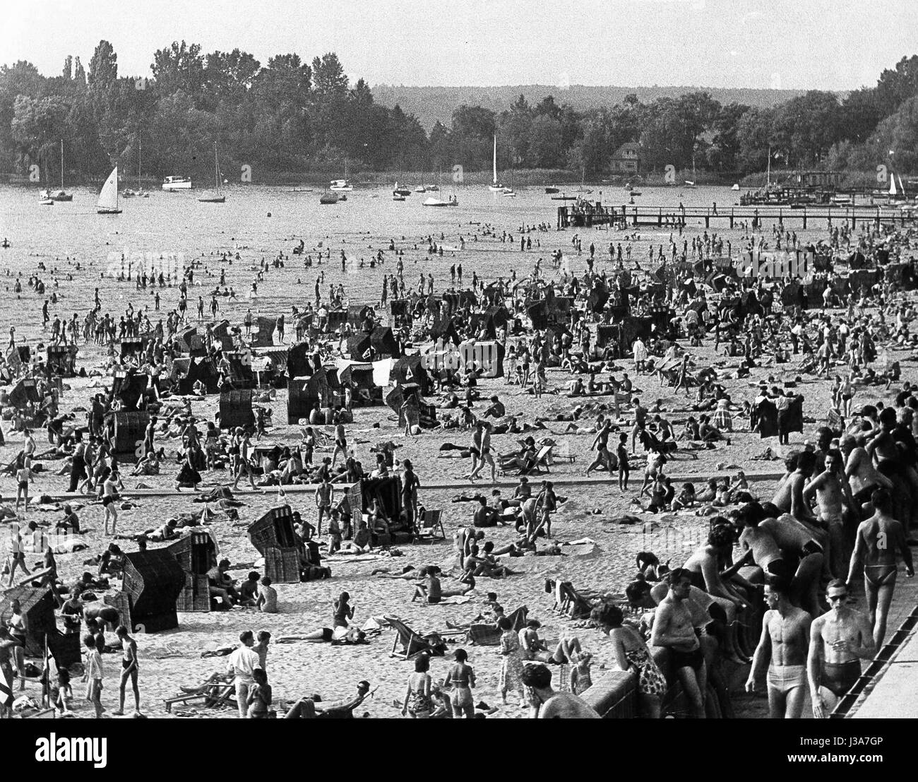 Strandbad Wannsee in Berlin, 1957 Stock Photo