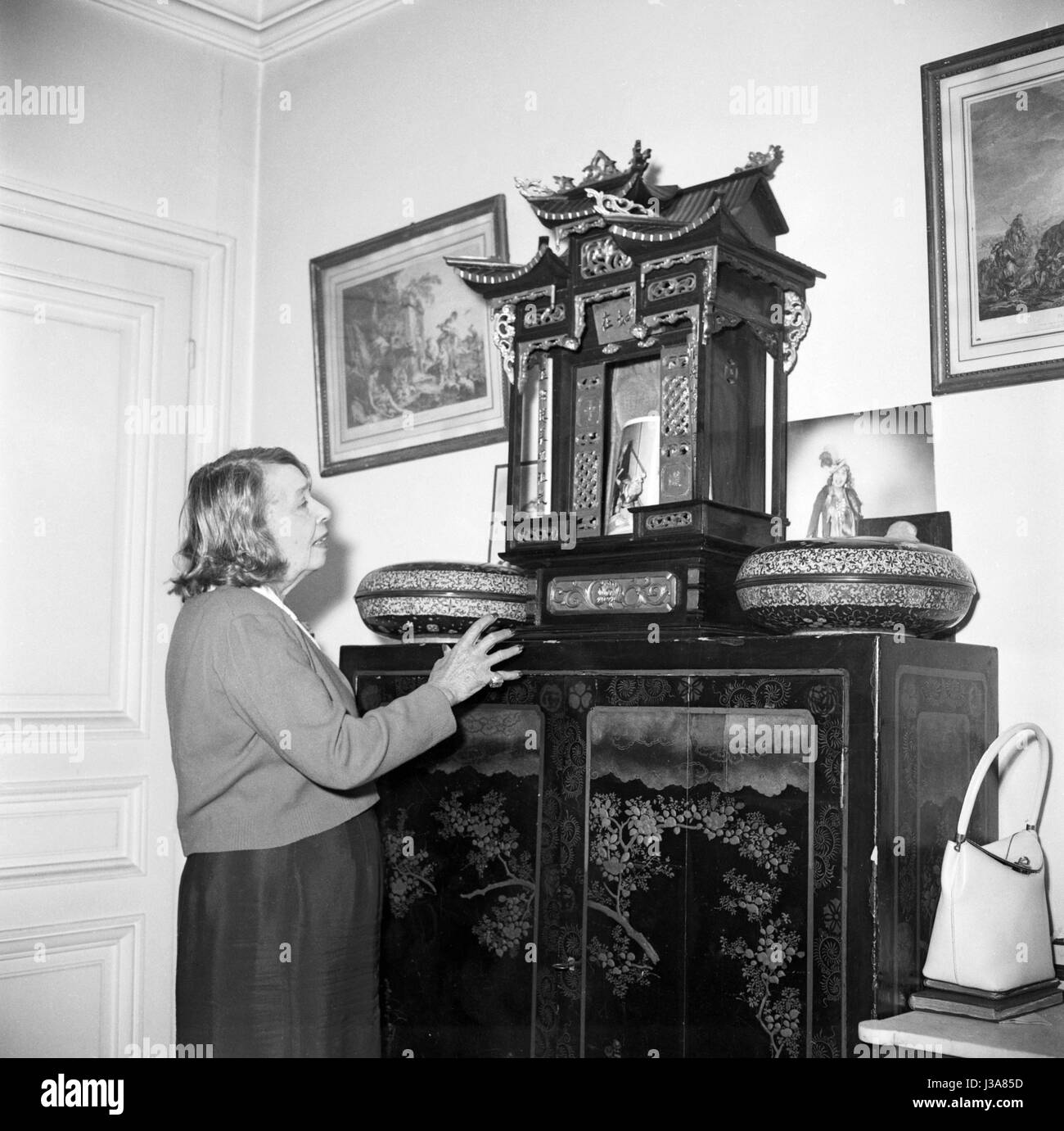 Mistinguett in her Paris apartment located 24 boulevard des Capucines, c.1955. Stock Photo