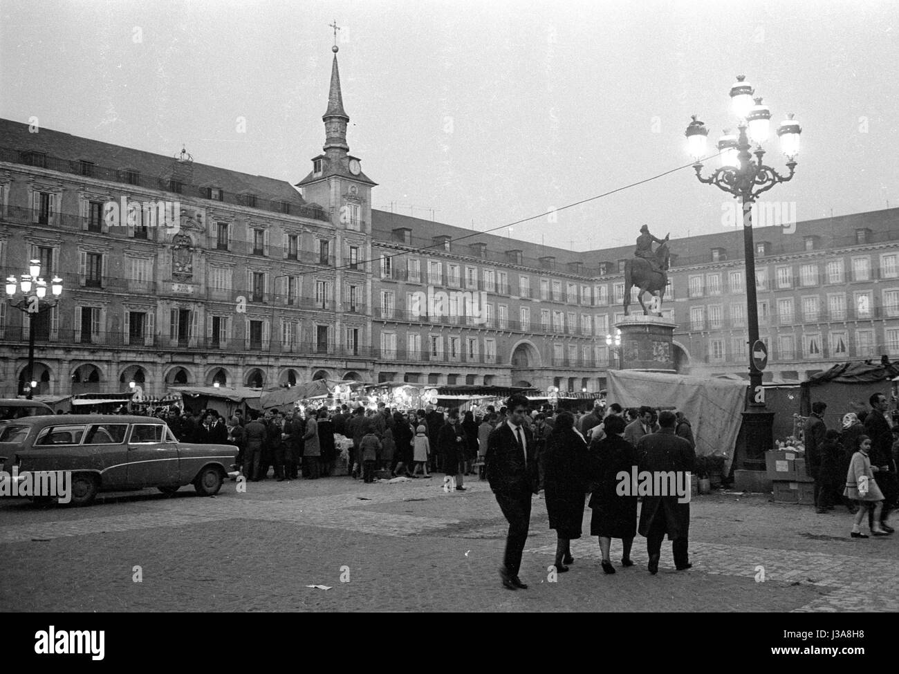 Christmas market at the Plaza Mayor in Madrid, 1963 Stock Photo