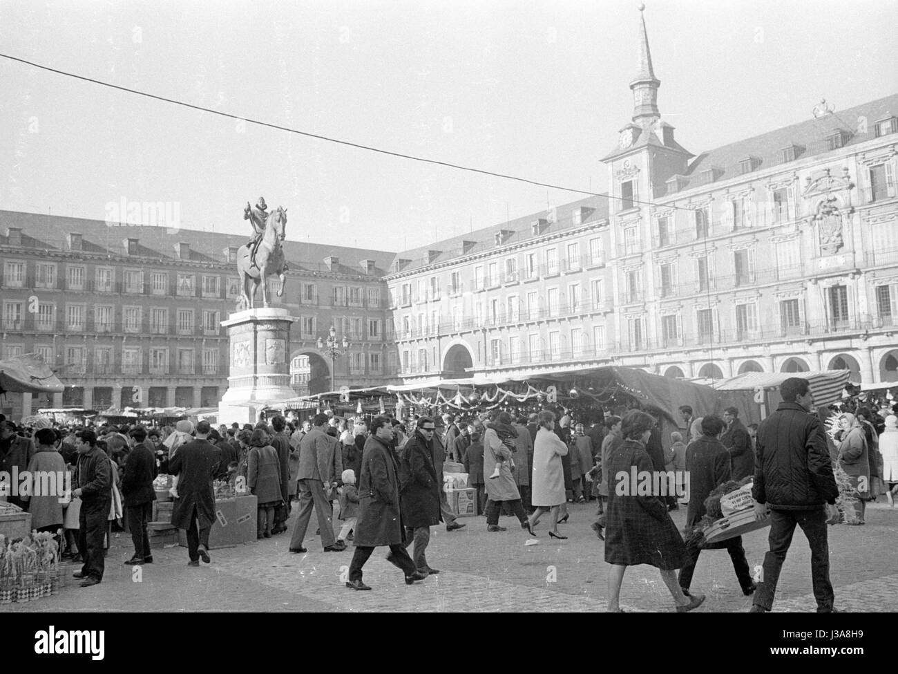 Christmas market at the Plaza Mayor in Madrid, 1963 Stock Photo