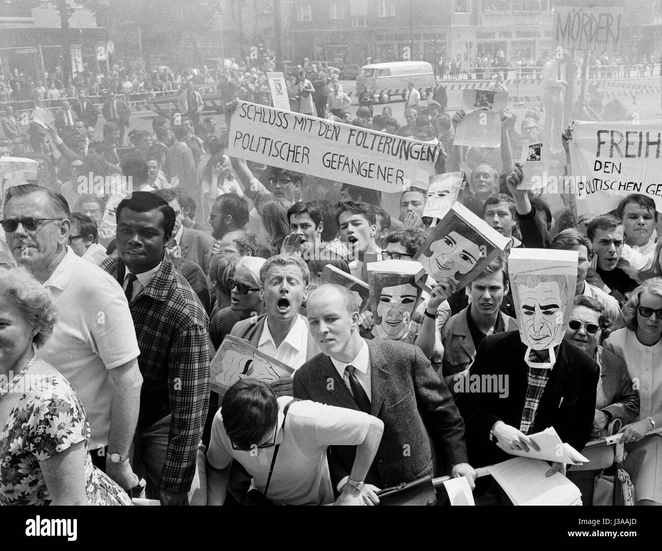 Demonstration in front of the Rathaus Berlin-Schöneberg, 1967 Stock Photo