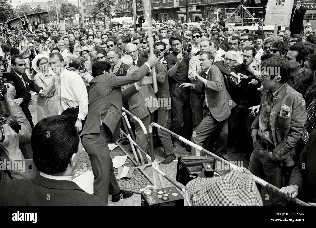 Demonstrators and supporters of the Shah in Berlin-Schöneberg, 1967 Stock Photo
