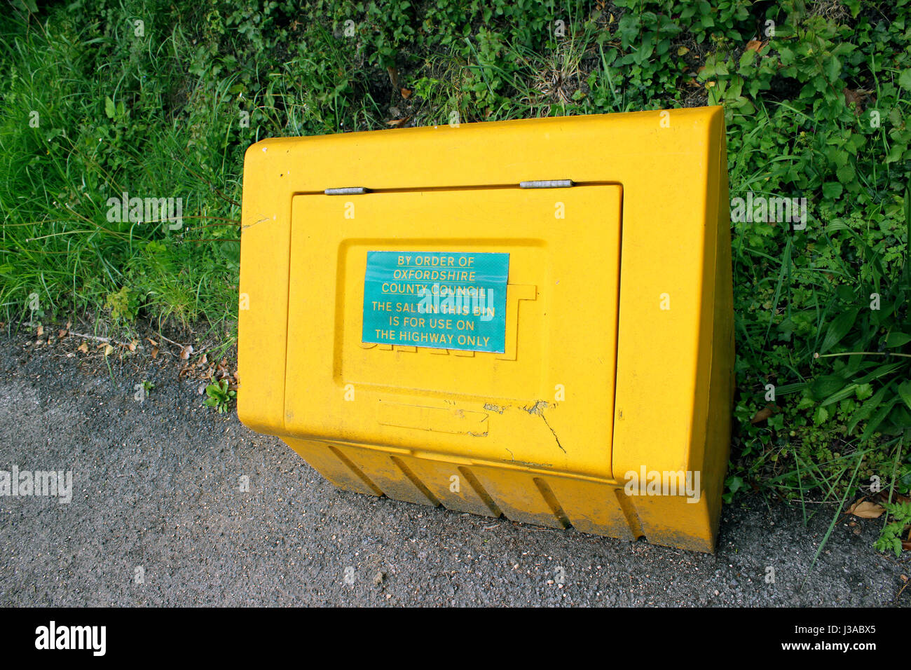 Oxfordshire County Council rural area salt bin Stock Photo
