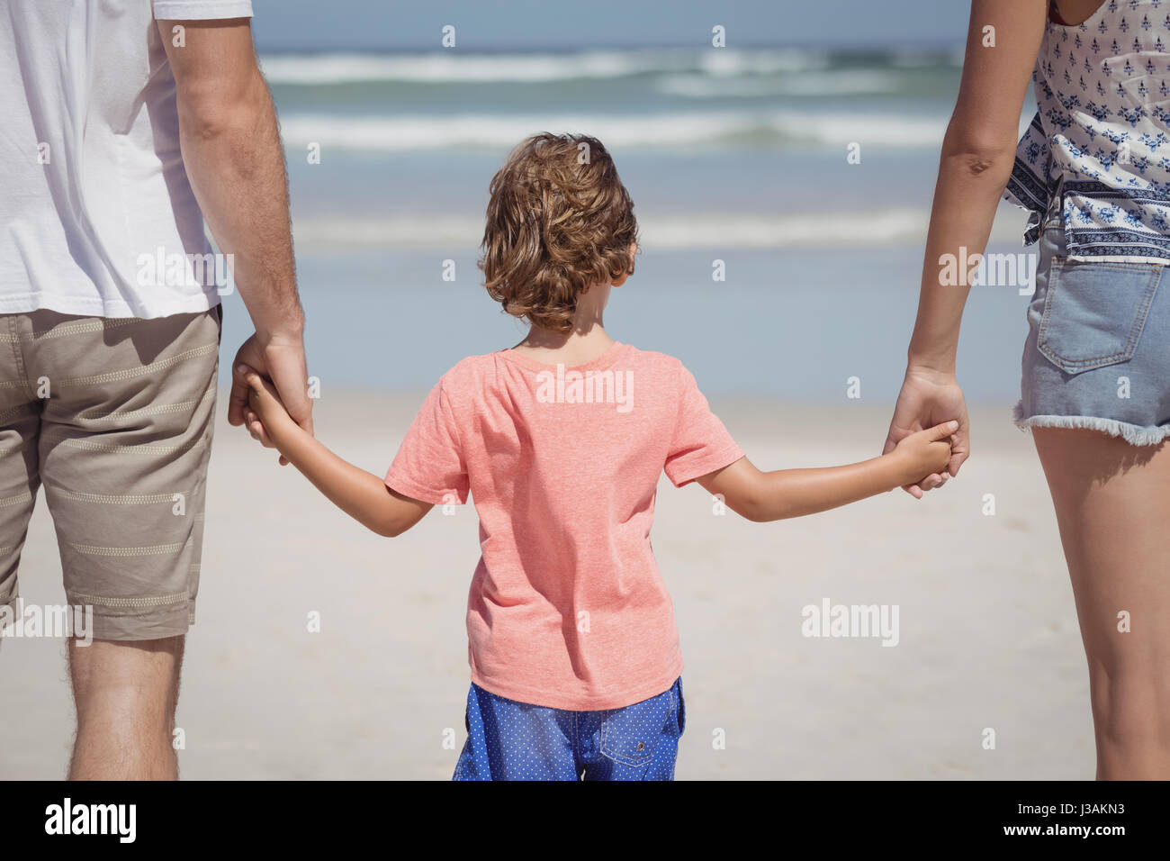 общение детей. ребенок в суде. родители с обеих сторон. конфликт в семье. родители с обеих сторон.