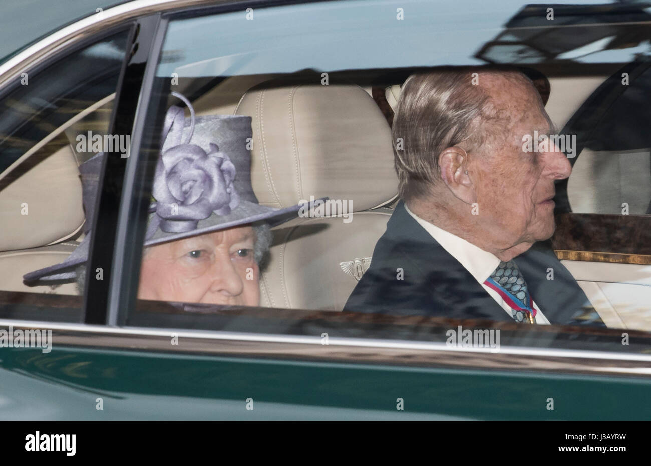 32+ Queen Elizabeth Husband In Car Gif