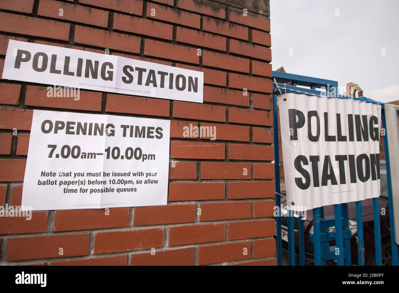 Bristol, UK. 04 May 2017. Elections held across Bristol, Bath and North East Somerset and South Gloucestershire to elect the first West of England Combined Authority Mayor (the 'Metro Mayor'). Pictured a sign showing polling staion opening times. Credit: Paul Hennell/Alamy Live News Stock Photo