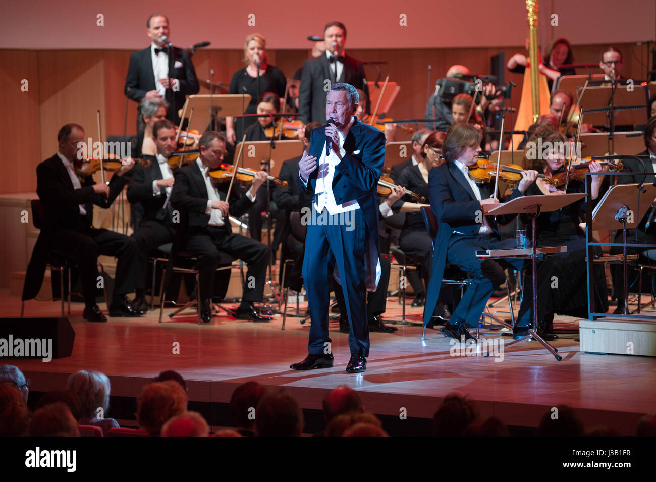 Dresden, Germany. 4th May, 2017. The hit-singer Roland Kaiser, the Dresden philharmonic orchestra and the members of the choir, as well as Kaiser's musicians play during a concert for the opening of the new concert hall in the palace of culture in Dresden, Germany, 4 May 2017. Roland Kaiser jointly created the three-part concert series 'Grenzenlos - Roland Kaiser und die Dresdner Philharmonie' with the Dresden philharmonic orchestra. Photo: Arno Burgi/dpa-Zentralbild/dpa/Alamy Live News Stock Photo