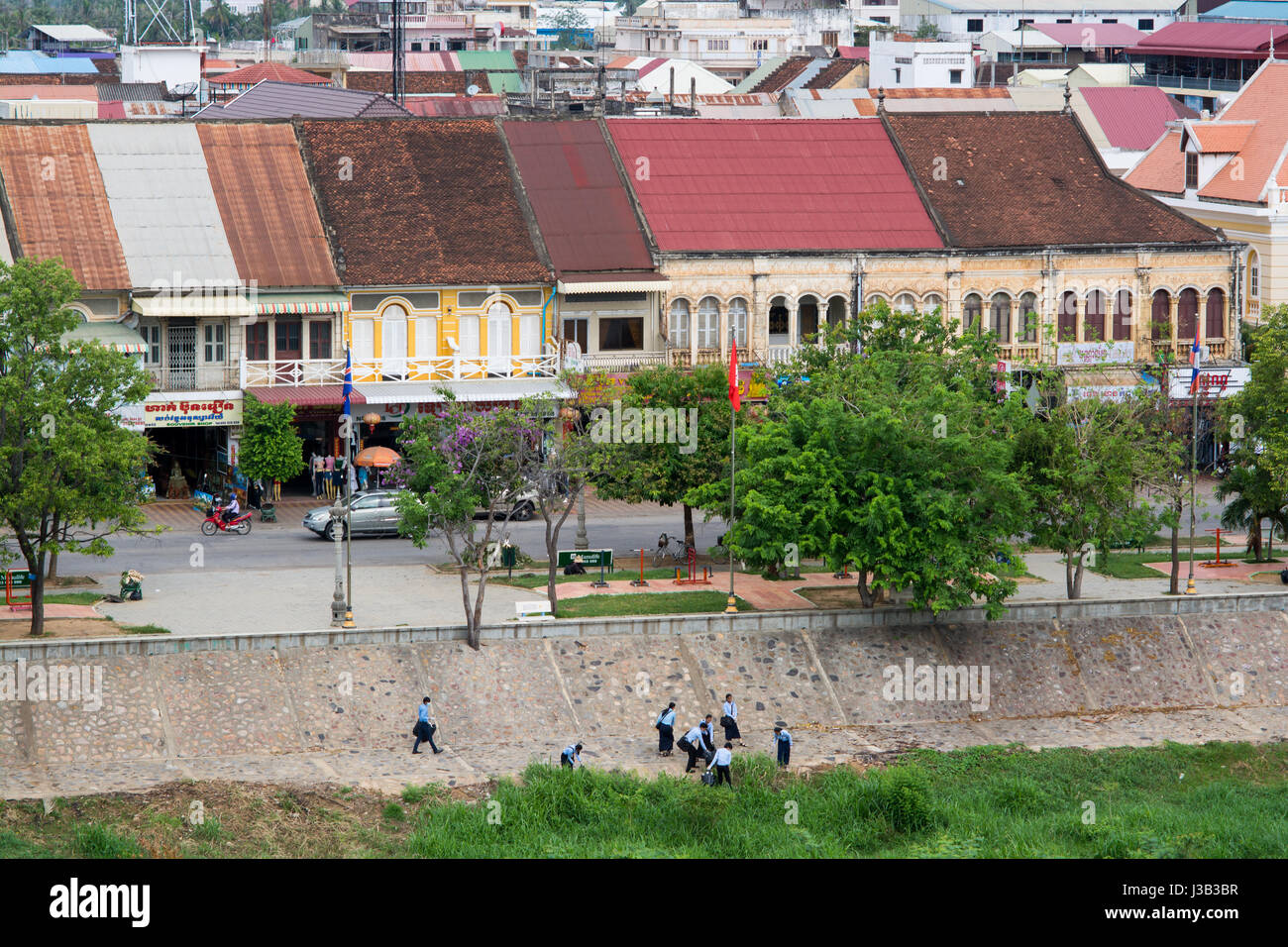 Battambang, Cambodia. 5th May, 2017. School children picking up waste along the historic river front street in Battambang city in Cambodia. The city of Battambang is running a campaign to clean up the city and promote tourism in Cambodia. Credit: Arky/Alamy Live News Stock Photo