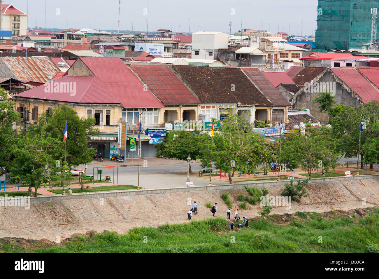 Battambang, Cambodia. 5th May, 2017. School children picking up waste along the historic river front street in Battambang city in Cambodia. The city of Battambang is running a campaign to clean up the city and promote tourism in Cambodia. Credit: Arky/Alamy Live News Stock Photo
