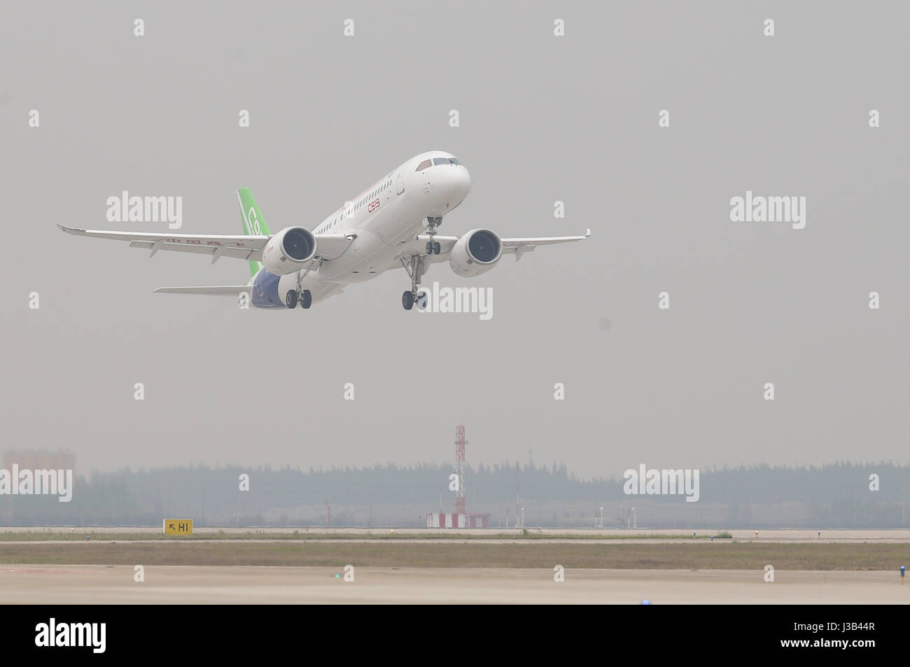 Shanghai, China. 5th May, 2017. China's homegrown large passenger plane C919 takes off on its maiden flight in Shanghai, east China, May 5, 2017. Credit: Ding Ting/Xinhua/Alamy Live News Stock Photo