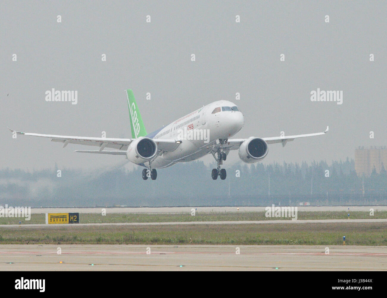 Shanghai, China. 5th May, 2017. China's homegrown large passenger plane C919 takes off on its maiden flight in Shanghai, east China, May 5, 2017. Credit: Ding Ting/Xinhua/Alamy Live News Stock Photo