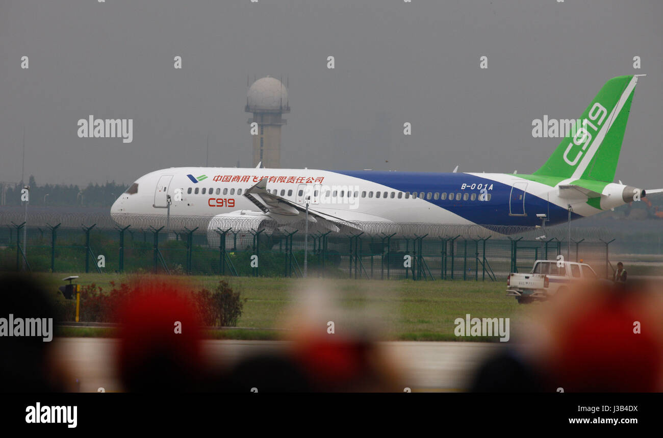 Shanghai, China. 5th May, 2017. China's homegrown large passenger plane C919 slides on a runway ahead of its maiden flight in Shanghai, east China, May 5, 2017. Credit: Fang Zhe/Xinhua/Alamy Live News Stock Photo