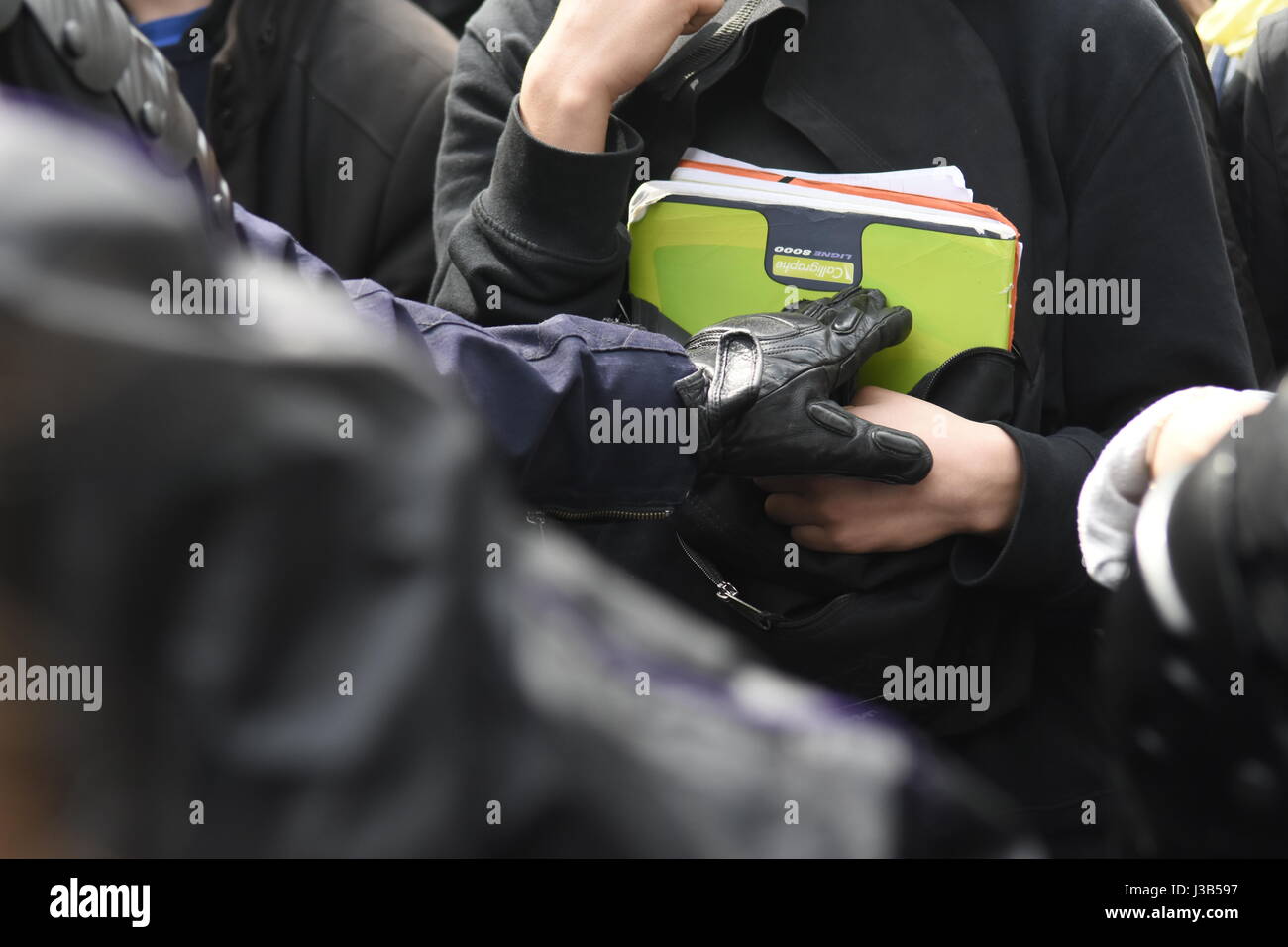 Paris, France. 05th May, 2017. Student demonstration in Bastille at Paris. Manifestation of the students at Bastille. The demonstrators are blocked and surrounded by the police who take them back to the subway Credit: LE PICTORIUM/Alamy Live News Stock Photo