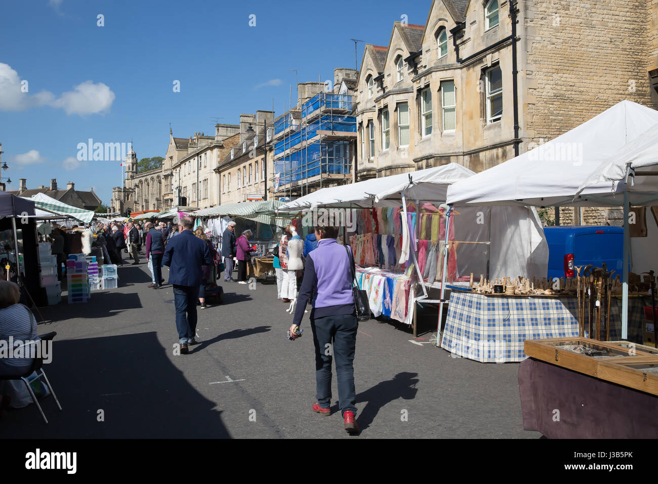 Stamford, UK. 5th May, 2017. Blue skies over Stamford on Market Day. The weekly market was busy with shoppers. Credit: Keith Larby/Alamy Live News Stock Photo