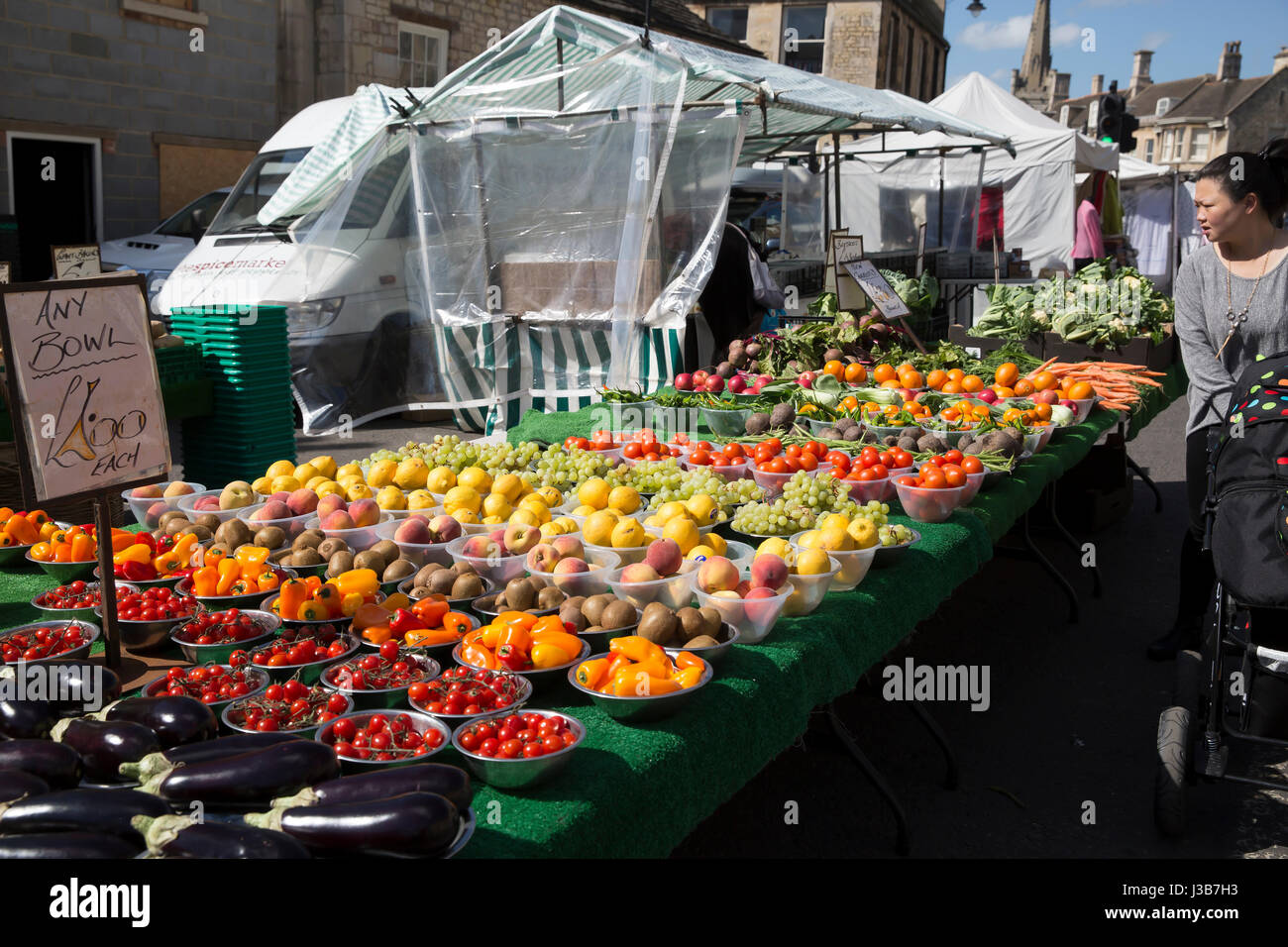 Stamford, UK. 5th May, 2017. Blue skies over Stamford on Market Day. The weekly market was busy with shoppers. Credit: Keith Larby/Alamy Live News Stock Photo