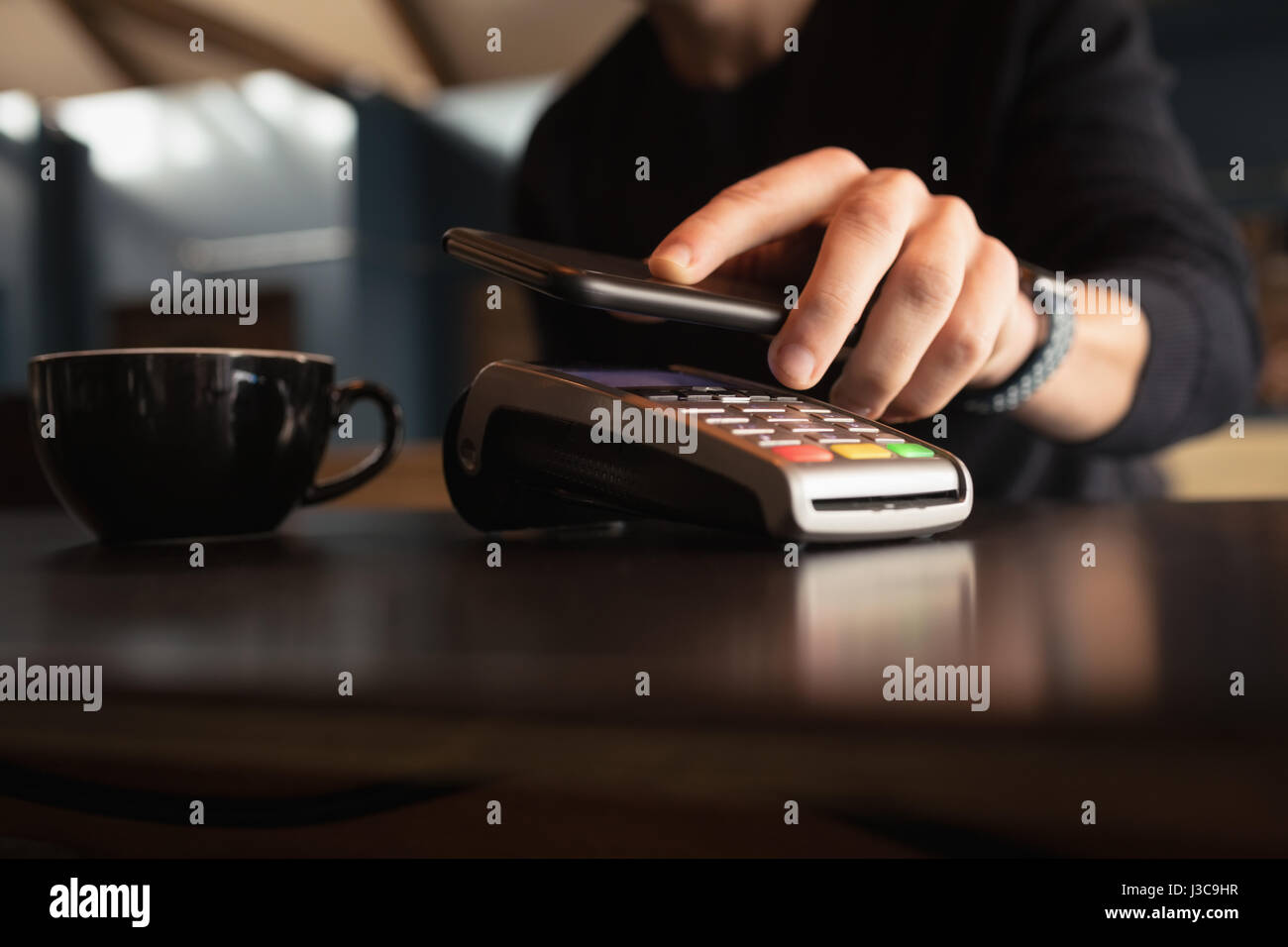 Man paying restaurant bill hi-res stock photography and images - Alamy