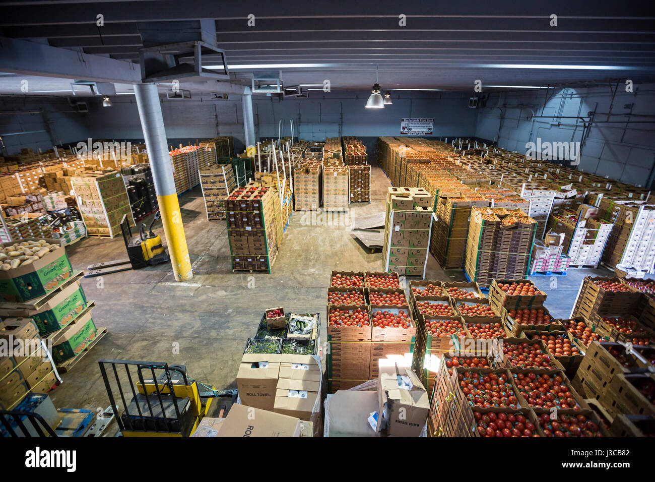 Nogales, Arizona - A Borderlands Food Bank warehouse holds fresh produce diverted from landfills. Each year, Borderlands takes in 30 to 40 million pou Stock Photo