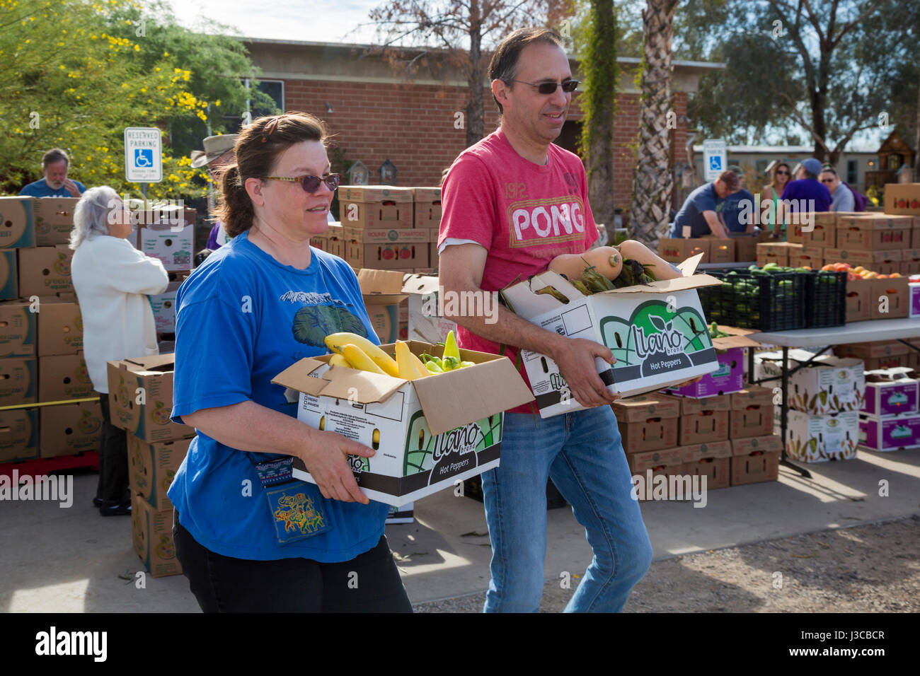 Volunteers food bank united states hires stock photography and images