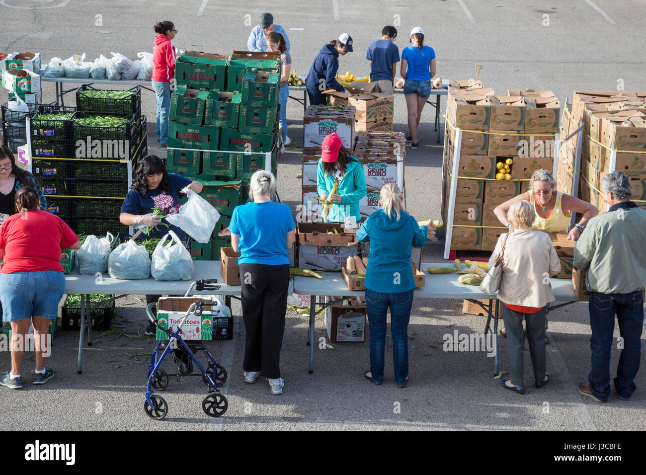 Tucson, Arizona - Student volunteers from Tucson High School distribute produce provided by the Borderlands Food Bank. The food bank rescues 30 to 40  Stock Photo