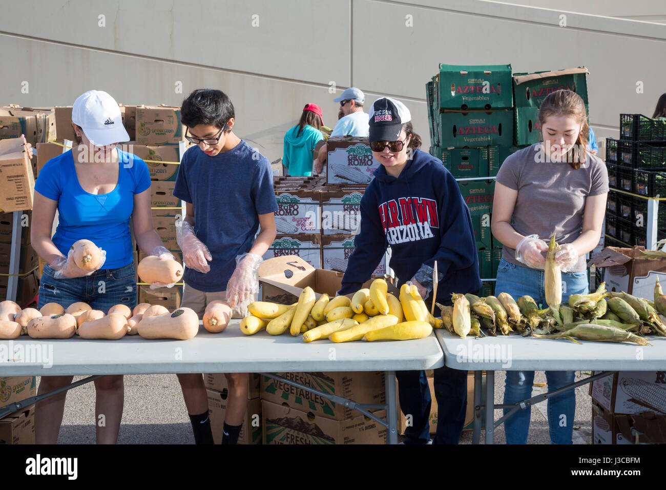 Tucson, Arizona - Student volunteers from Tucson High School distribute produce provided by the Borderlands Food Bank. The food bank rescues 30 to 40  Stock Photo