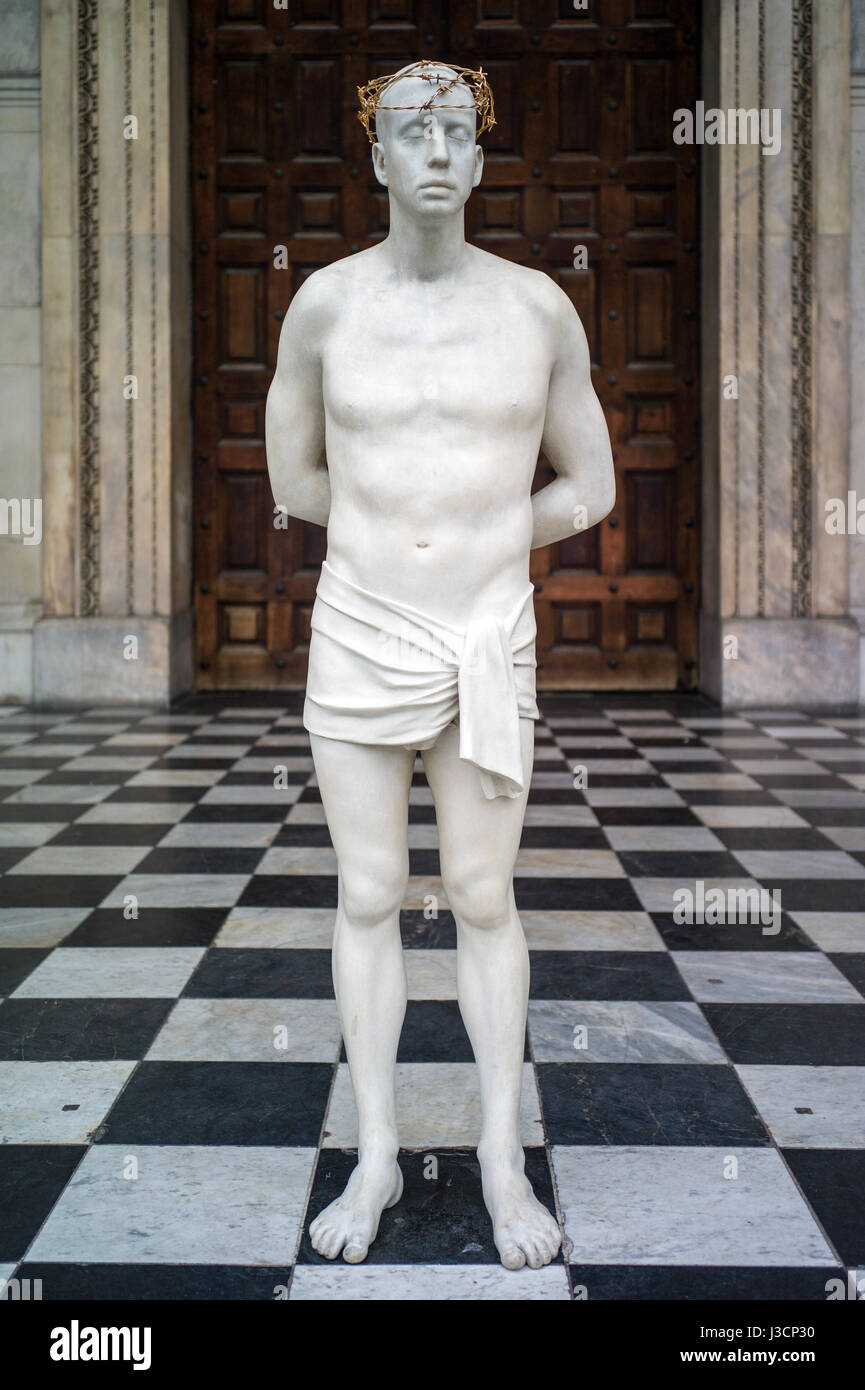 Mark Wallinger's sculpture Ecco Homo, hands bound and a crown of barbed  wire, stands on the steps of St Paul's Cathedral London Stock Photo - Alamy