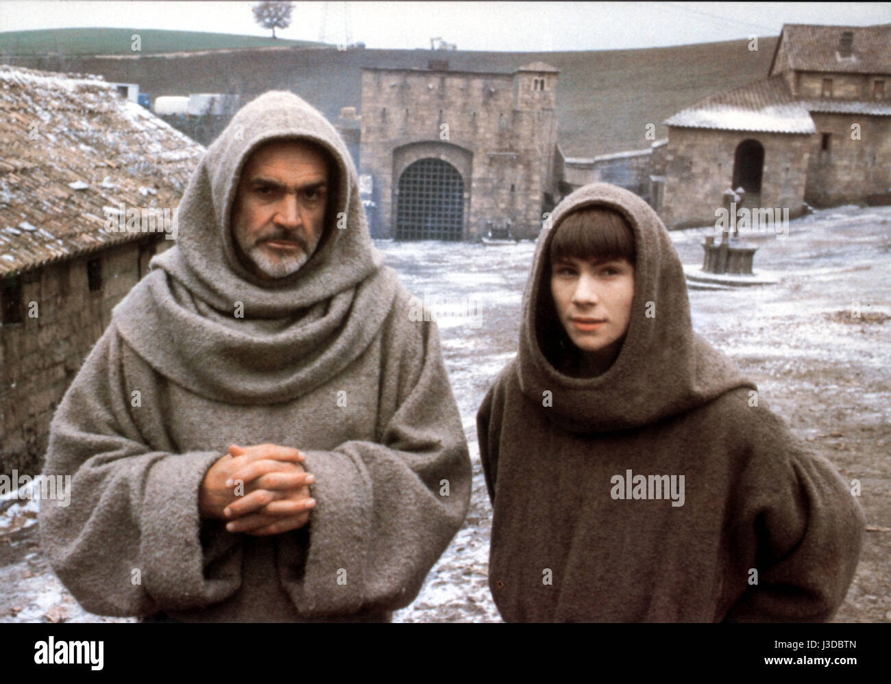 Der Name der Rose The Name of the Rose Year: 1986 - France / Italy / West  Germany Director : Jean-Jacques Annaud Sean Connery, Christian Slater Stock  Photo - Alamy