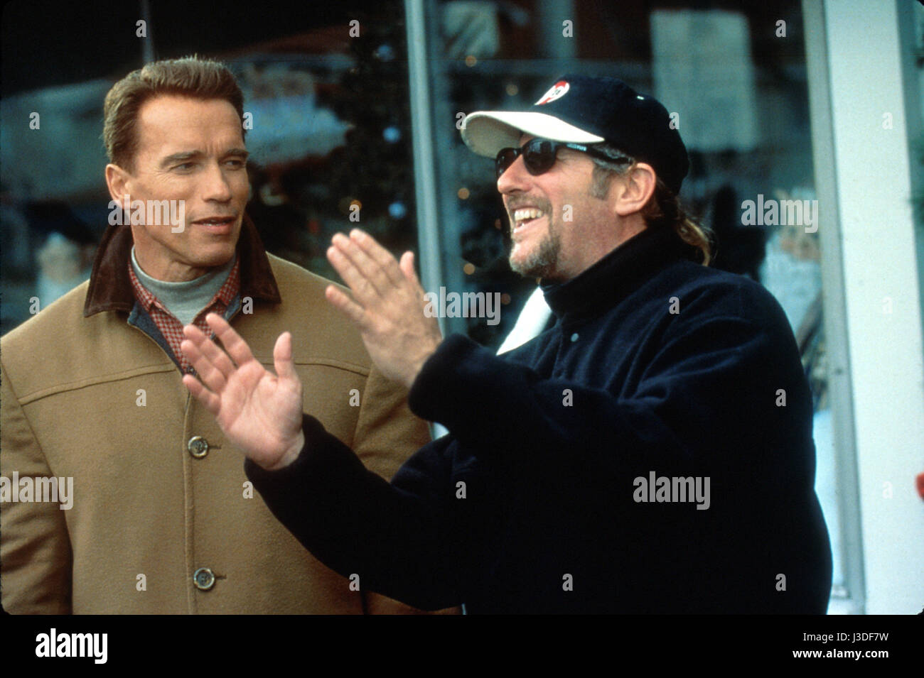 Brian Levant Brian Levant Director: Brian Levant avec Arnold Schwarzenegger  sur le tournage / on the set du film La Course aux jouets, Jingle All the  Way Year: 1996 USA Stock Photo - Alamy