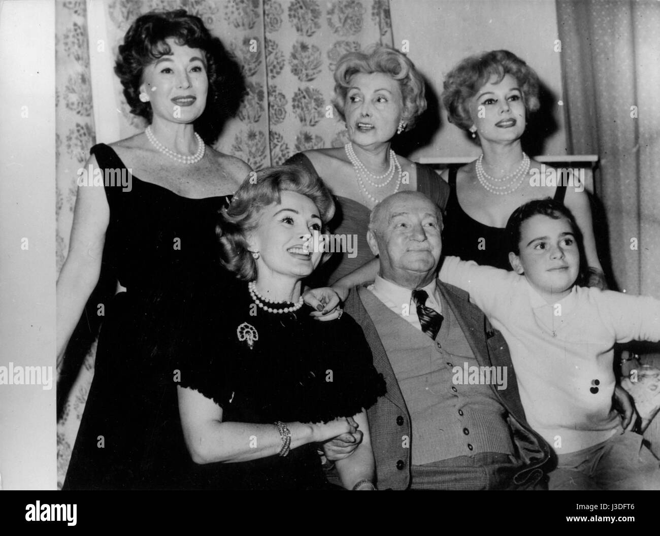Magda Gabor, Jolie Gabor, Eva Gabor, Zsa Zsa Gabor, Vilmos Gabor, Francesca Hilton 1955 Stock Photo