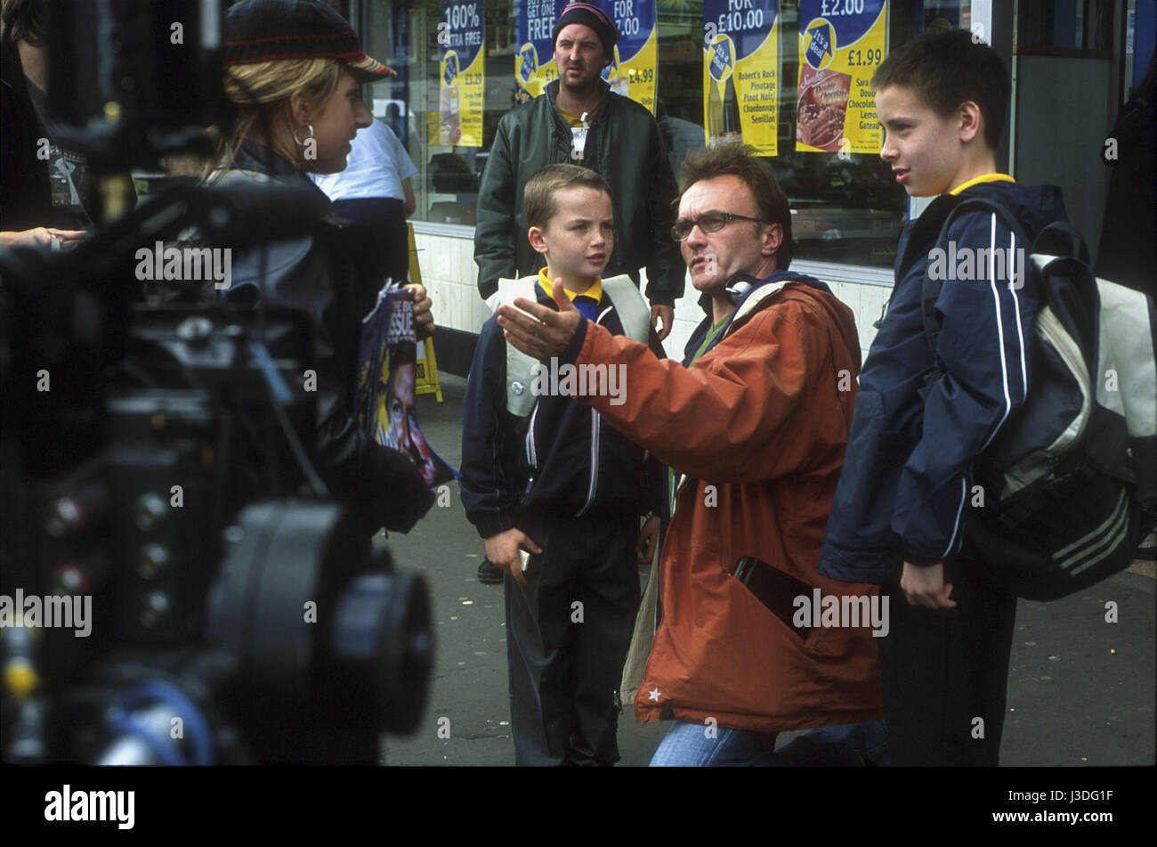 Danny Boyle on the set of Millions. 2004. With Daisy Donovan, Alex Etel, Lewis McGibbon Stock Photo