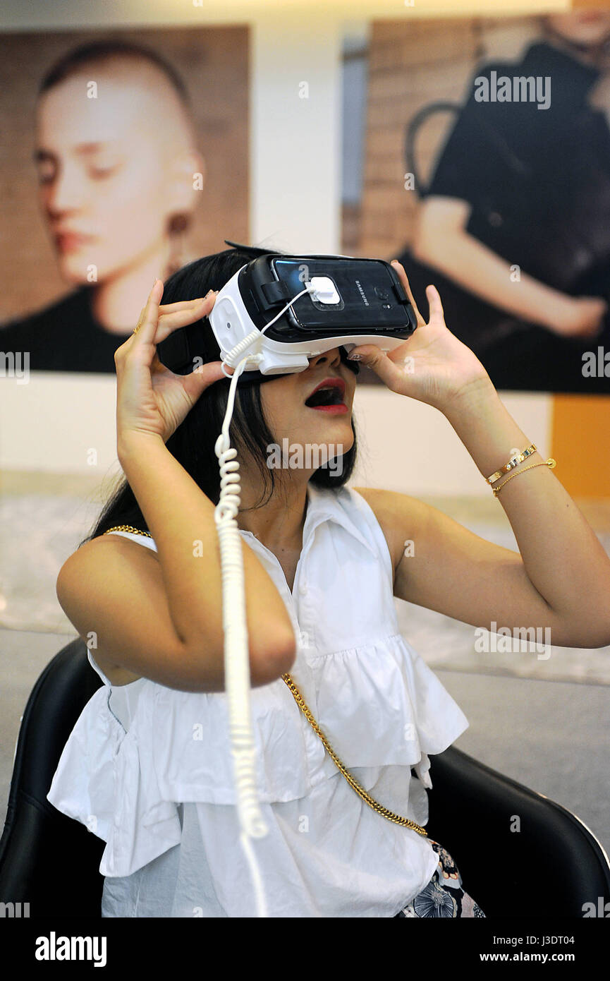 SINGAPORE. 2016. Virtual reality Stock Photo Alamy