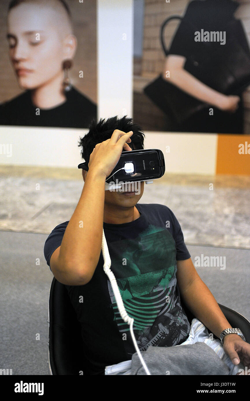 SINGAPORE. 2016. Virtual reality Stock Photo Alamy