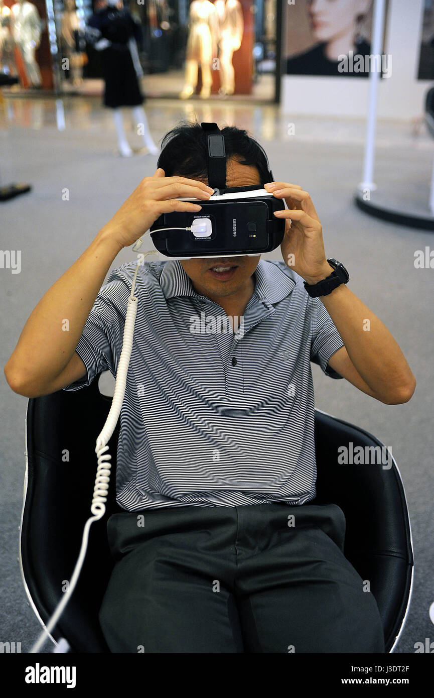 SINGAPORE. 2016. Virtual reality Stock Photo Alamy
