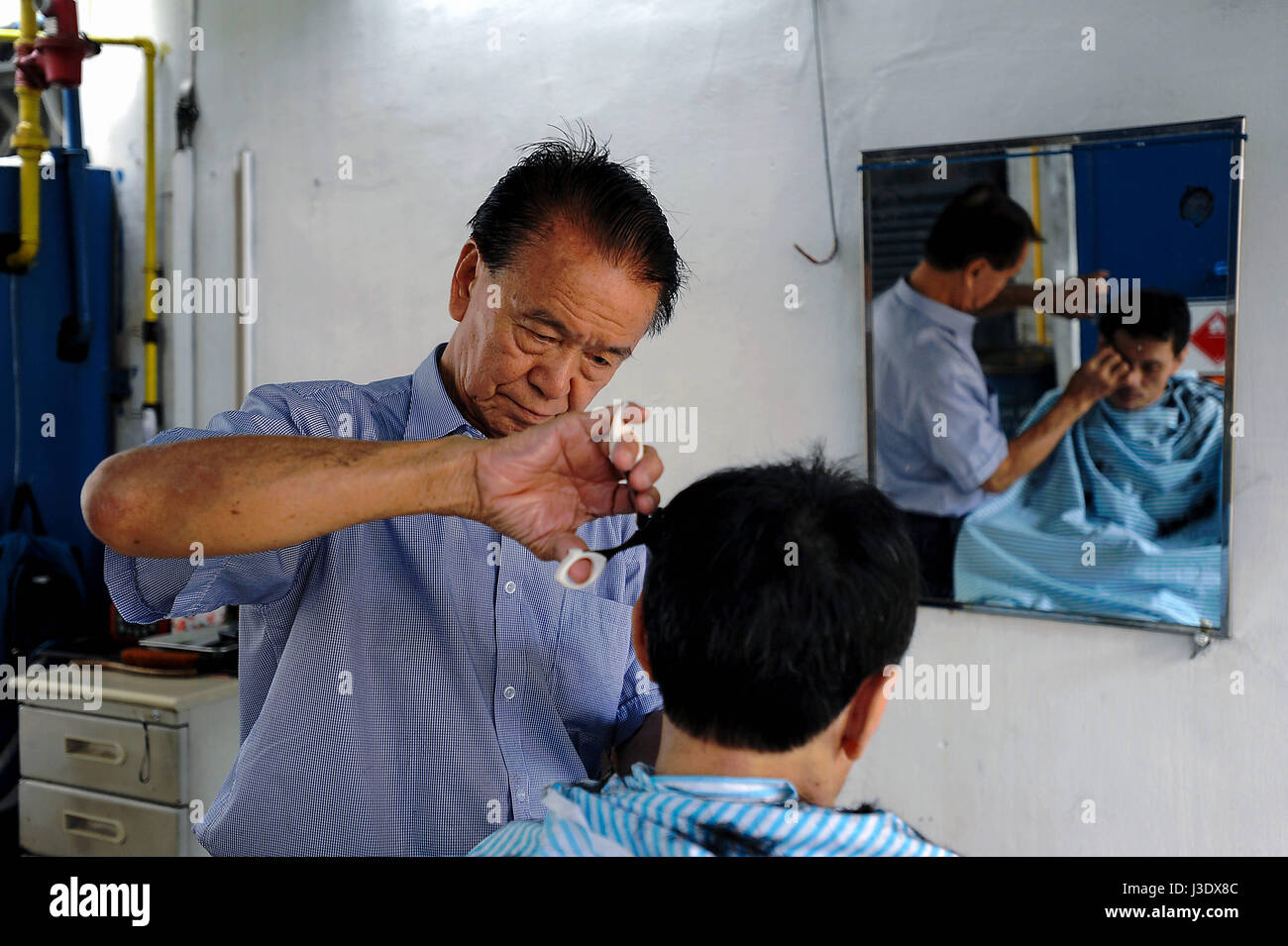 Singapore, Republic of Singapore, Asia, A street barber in Chinatown
