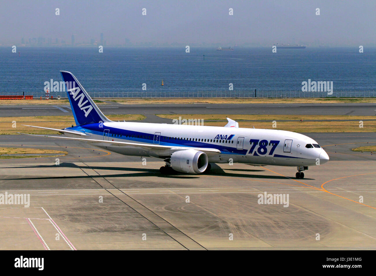 Boeing 787 ana hi-res stock photography and images - Alamy