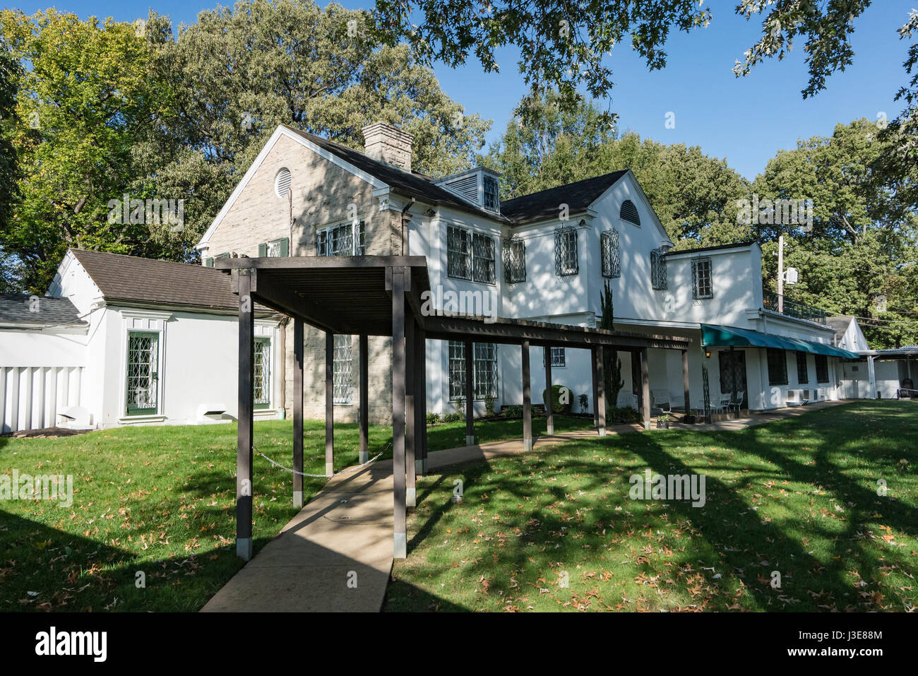 Graceland exterior in Memphis Tennessee Stock Photo - Alamy