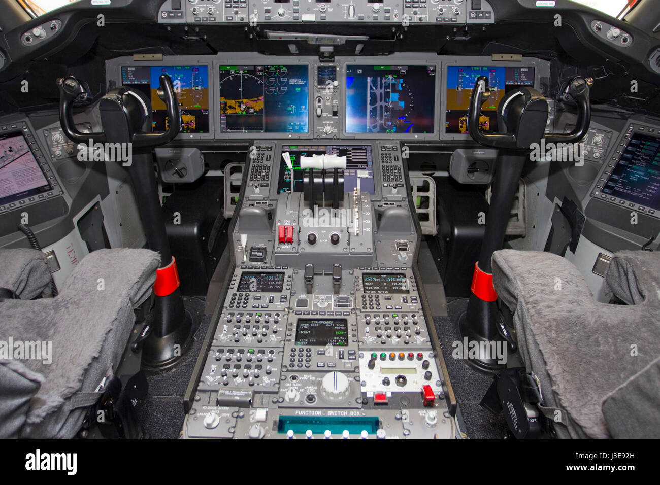 Boeing 787 dreamliner cockpit controls hi-res stock photography and images  - Alamy