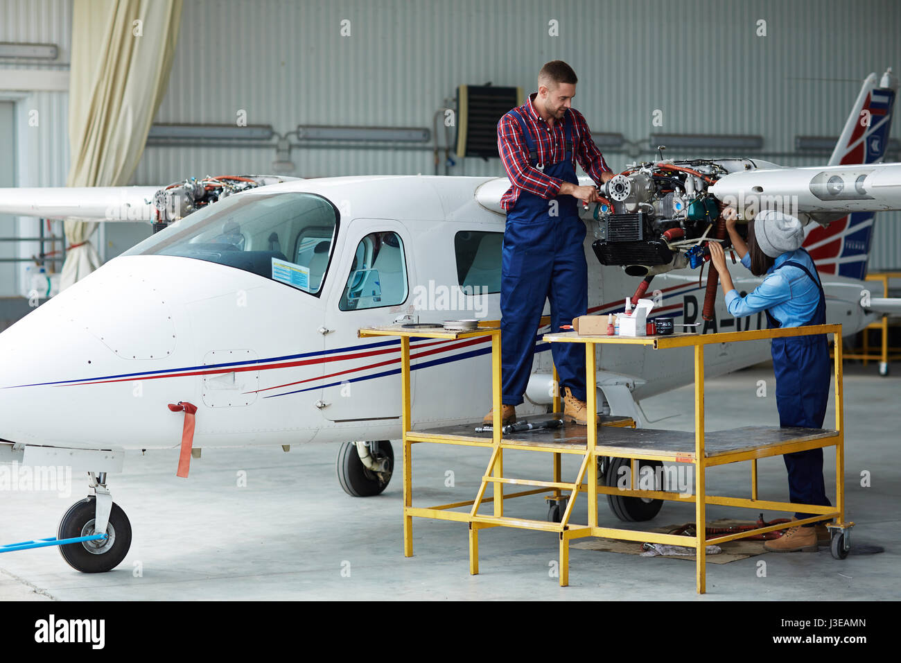 Aviation maintenance technician hires stock photography and images Alamy
