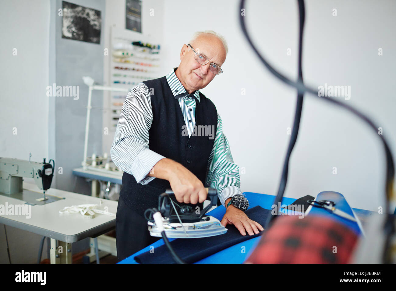 Organizador con hilos en mesa en moderno atelier Fotografía de stock - Alamy