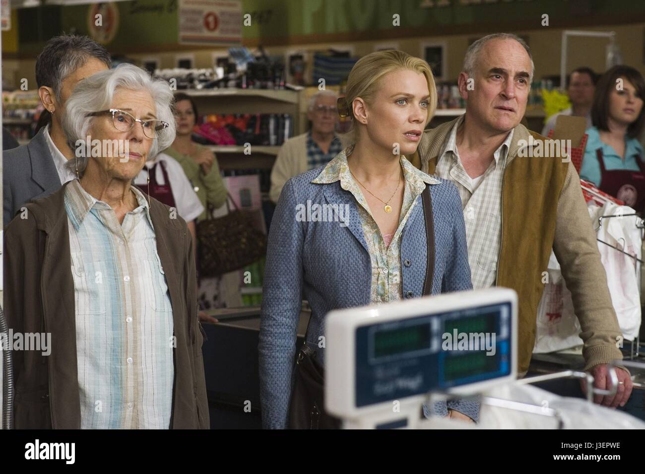 The Mist Year : 2007 USA Frances Sternhagen, Laurie Holden, Jeffrey DeMunn  Director: Frank Darabont Stock Photo - Alamy, image size:1300x957