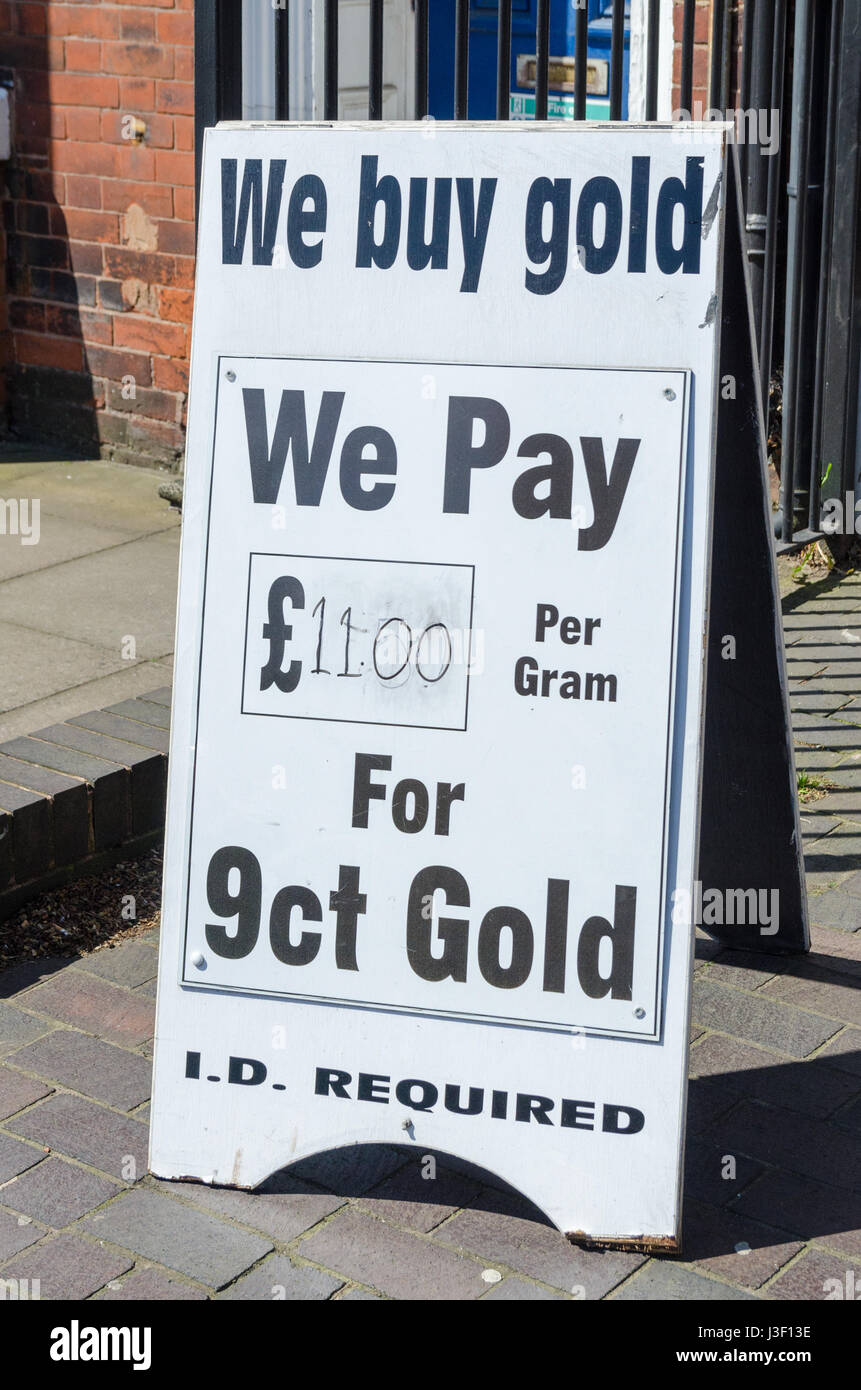 Advertising board outside jewellers shop in Birmingham's Jewellery Quarter saying 'we buy gold' Stock Photo