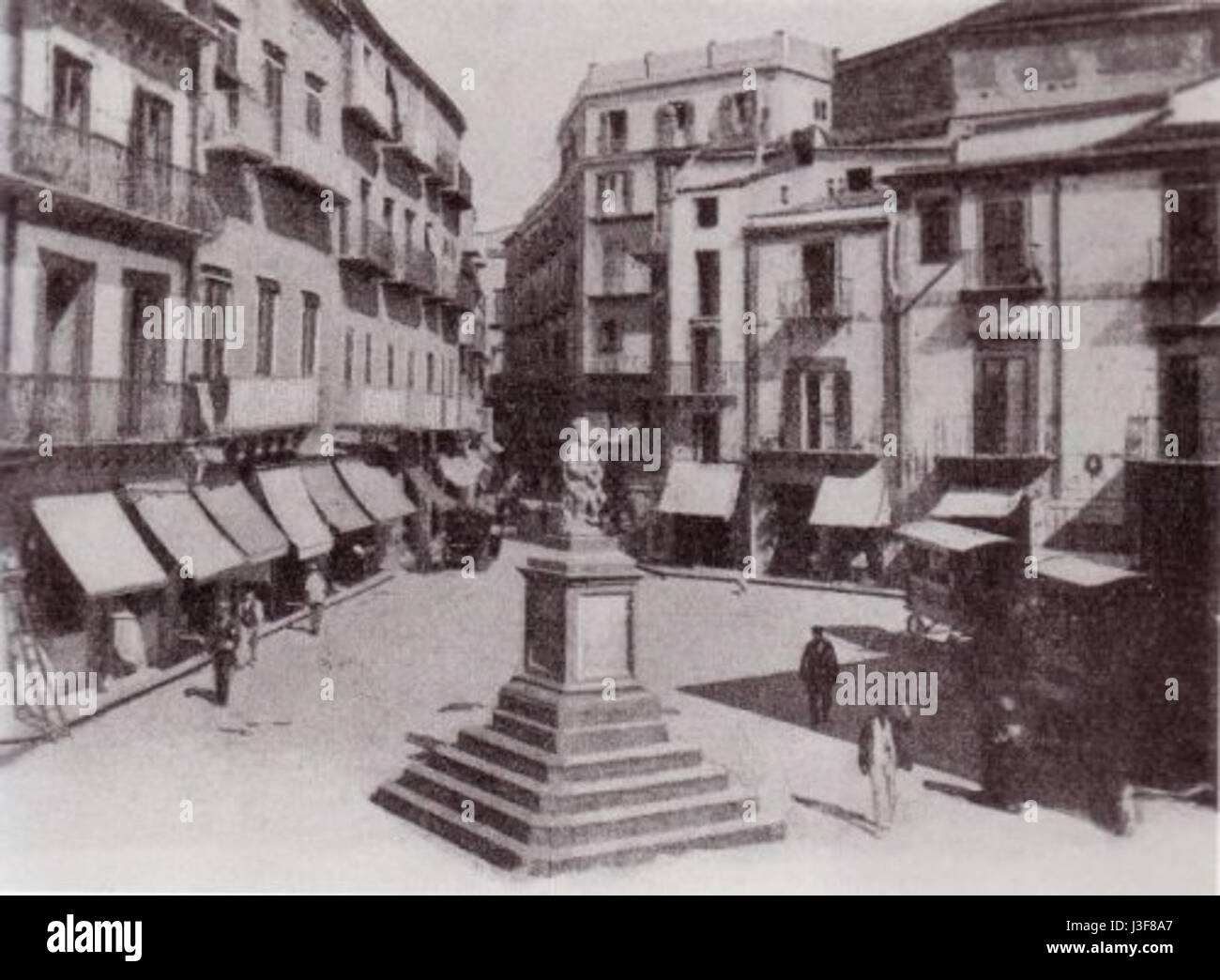 Genio Piazza Rivoluzione inizi 1900 Stock Photo - Alamy