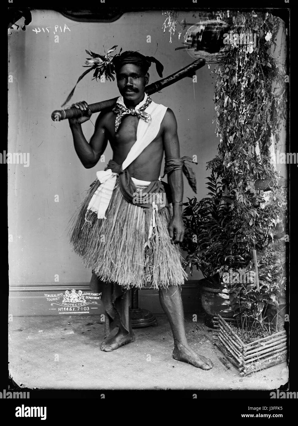 Fergus フィジー共和国 Clunie『Fijian Fiji フィジー諸島の伝統的な武器・武具図集 Warfare』2003年 Museum刊 & Weapons