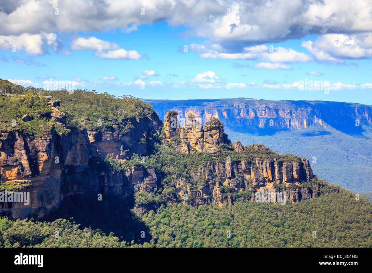 View of the Three Sisters and Jamison valley in Blue Mountains national ...