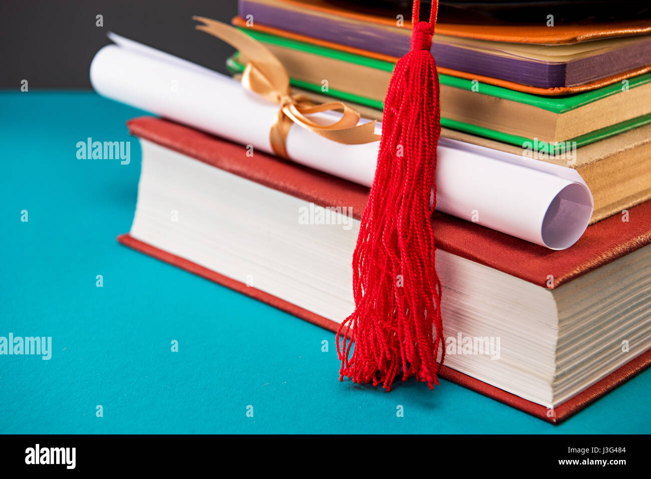 Graduation cap diploma books hi-res stock photography and images - Alamy
