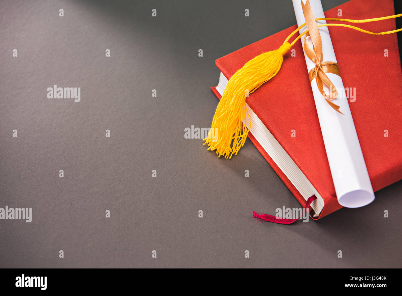 Diploma graduation cap books hi-res stock photography and images - Alamy