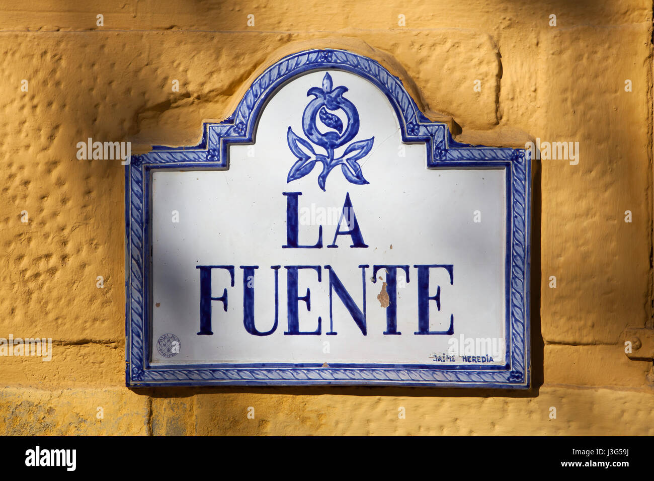 La Fuente. Traditional glazed street sign decorated with pomegranate in El Albayzin district in Granada, Andalusia, Spain. Stock Photo