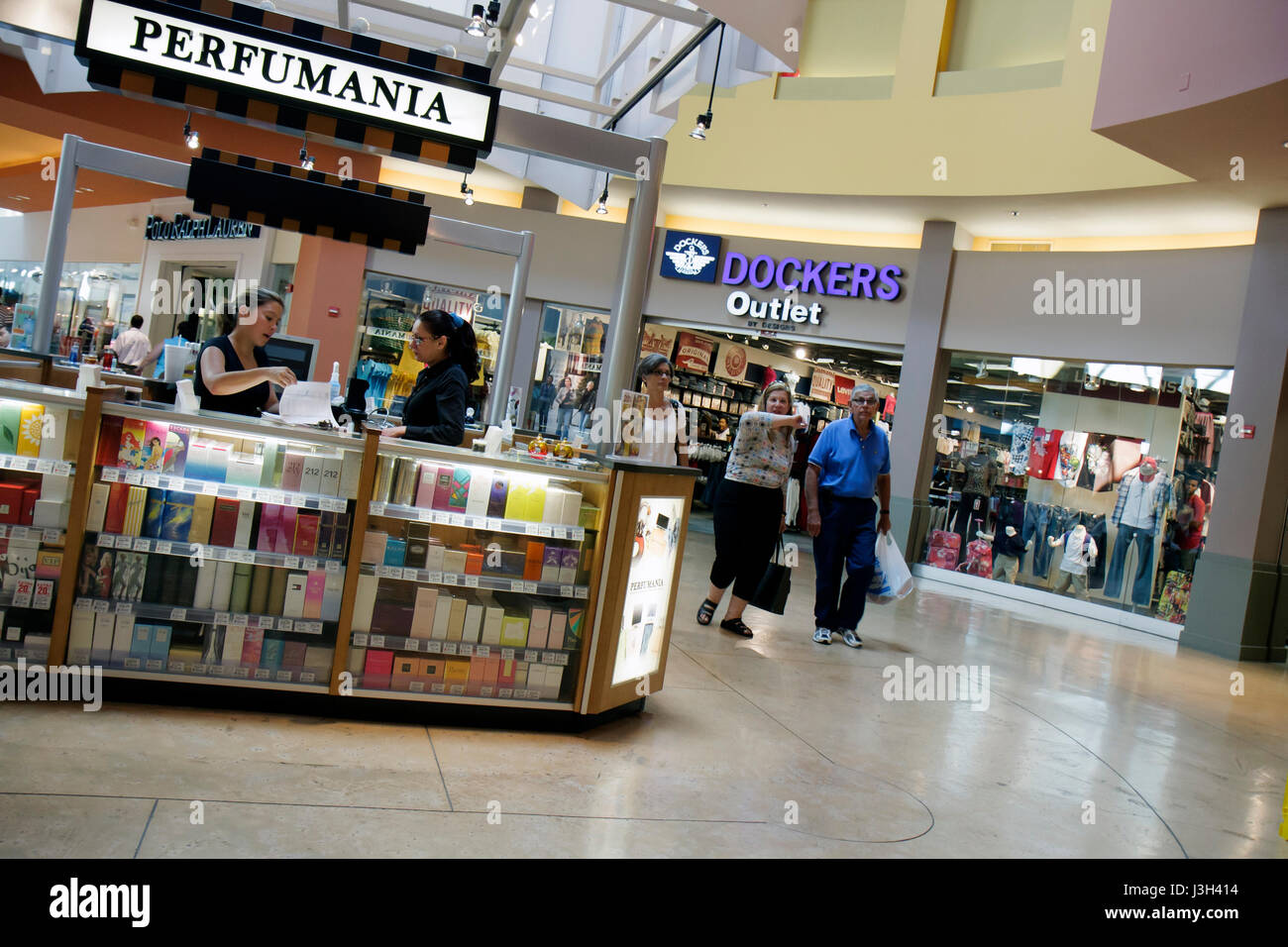 Miami Florida,Dolphin Mall,Perfumania,Dockers Outlet,discount,employee  merchant,booth,stand,fragrance,perfume,shoppers,shopping shopper shoppers  shop Stock Photo - Alamy