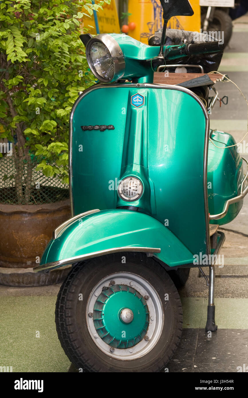 Green vespa hi-res stock photography and images - Alamy
