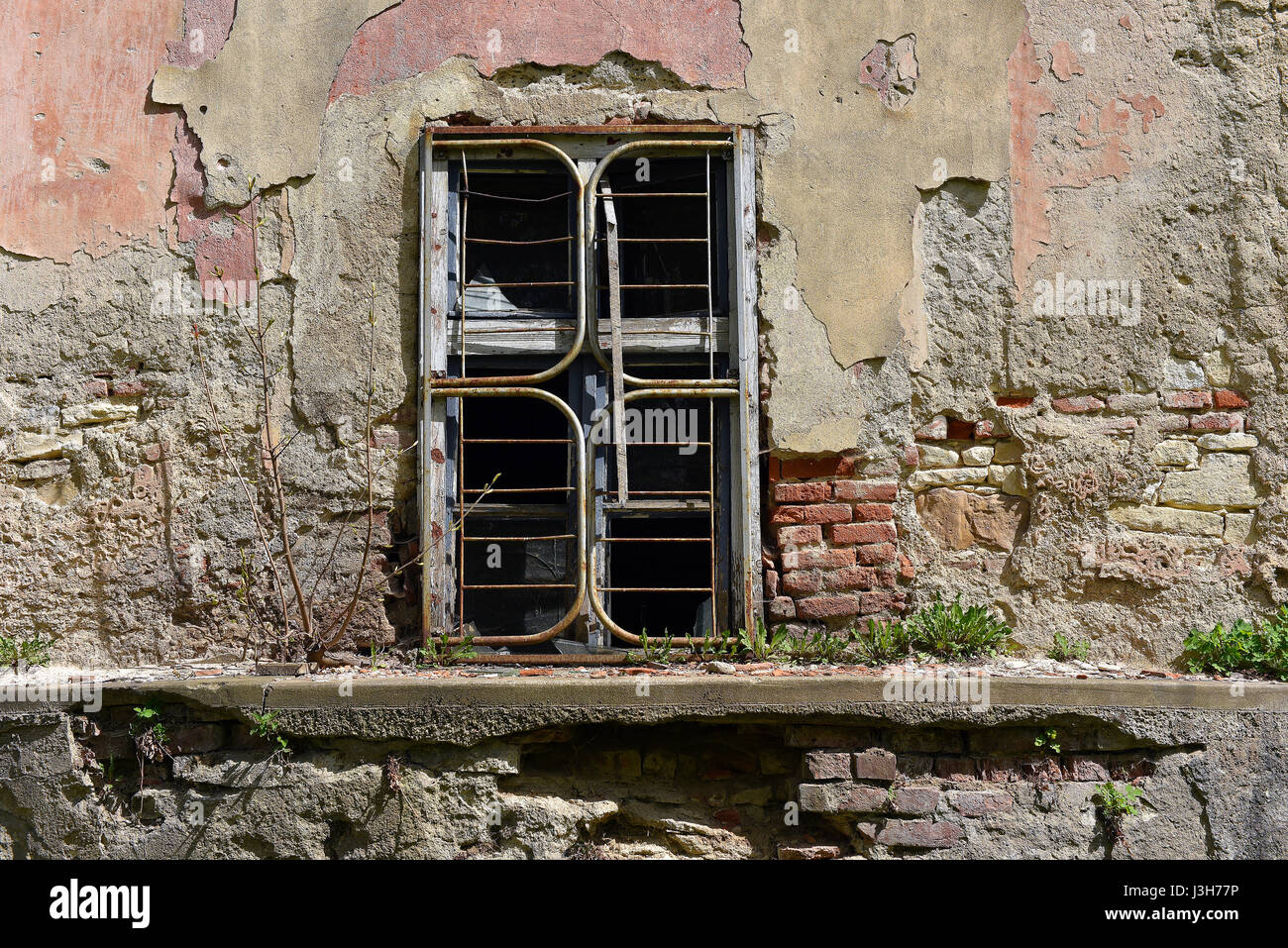 Old abandoned building wall texture with locked windows Stock Photo - Alamy